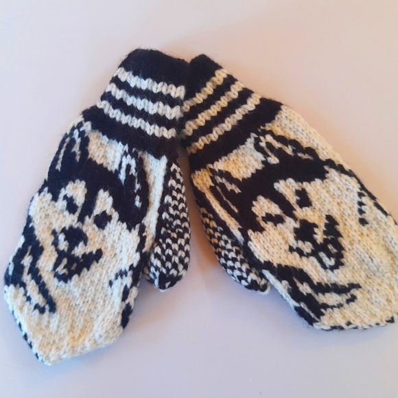 Handmade mittens - Picture 1 of 4